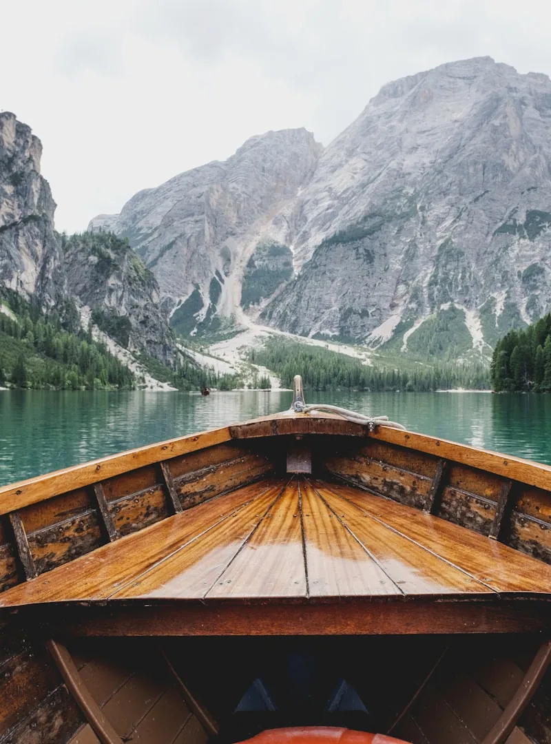 Barque en bois sur le lac de Braies, face aux Dolomites